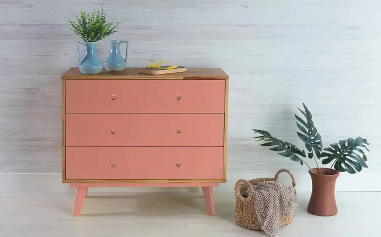 CÔMODA DE BEBÊ DE MADEIRA MACIÇA RETRÔ 3 GAVETAS CELESTE PUXADOR BOLINHA NÓZES E ROSA CORAL 90X40X79,5CM