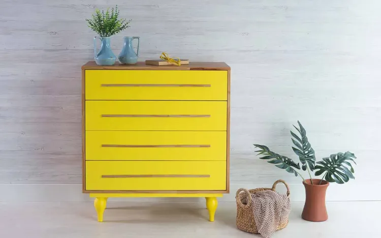 CÔMODA GRANDE 4 GAVETAS DE MADEIRA MACIÇA RETRÔ SIDERAL NÓZES E AMARELO 90X40X98CM