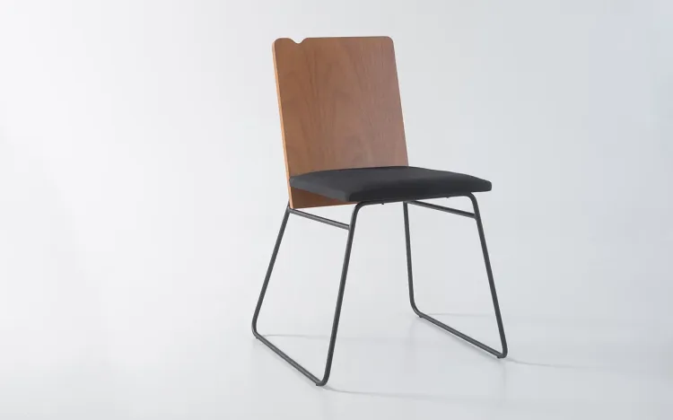 CADEIRA DE METAL PARA SALA DE JANTAR ESTOFADA BEND 03 VERNIZ JATOBÁ E TEC. 004 PRETO 51X51X81 CM