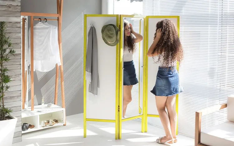 BIOMBO COM ESPELHO EM MDF E MADEIRA CABIDEIRO DIVISOR DE AMBIENTES AMMY BRANCO COM AMARELO 138x165 CM