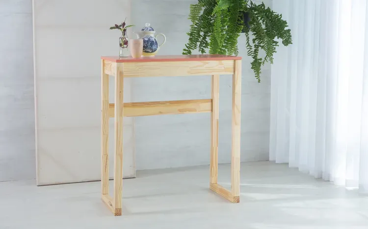 BANCADA BISTRÔ BAR ALTA DE MADEIRA COM TAMPO MDF MACIÇO OLGA VERNIZ NATURAL E ROSA CORAL 80X43X93,5CM