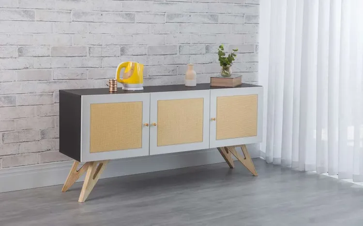 BALCÃO BUFFET PARA SALA DE JANTAR 3 PORTAS DE RATTAN FREDDIE PRETO COM BRANCO E TAEDA 135x35x64,7 CM