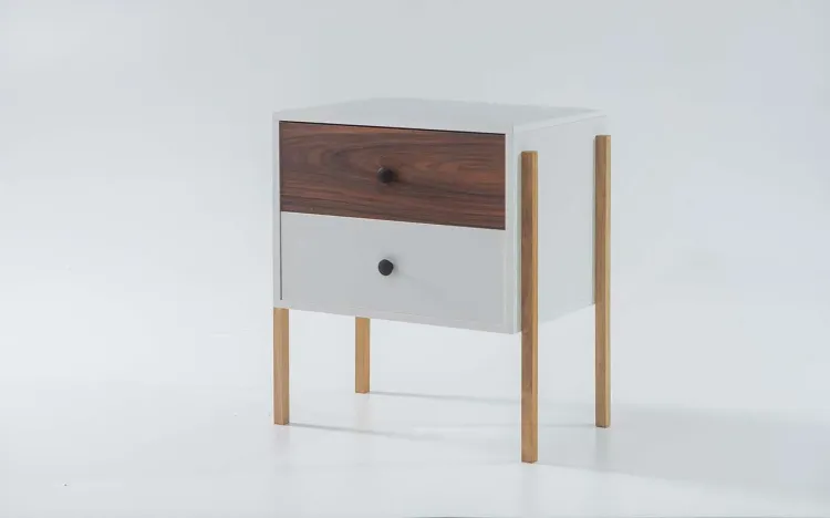 MESA DE CABECEIRA PEQUENA 2 GAVETAS NASH MDF BRANCO COM PAU FERRO E PÉS TAUARI 54X37X60 CM