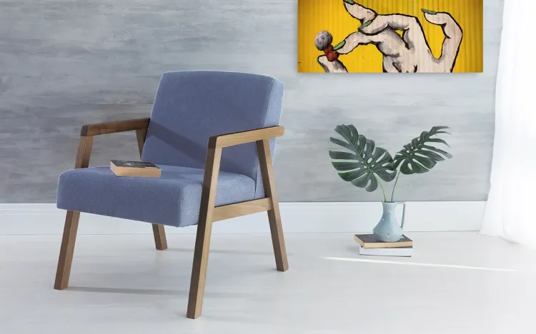 POLTRONA DESIGN DE MADEIRA ESTOFADA COM BRAÇOS AZUL CLARO CHARLIE VERNIZ CAPUCCINO TEC.930 - 60x74x84 CM