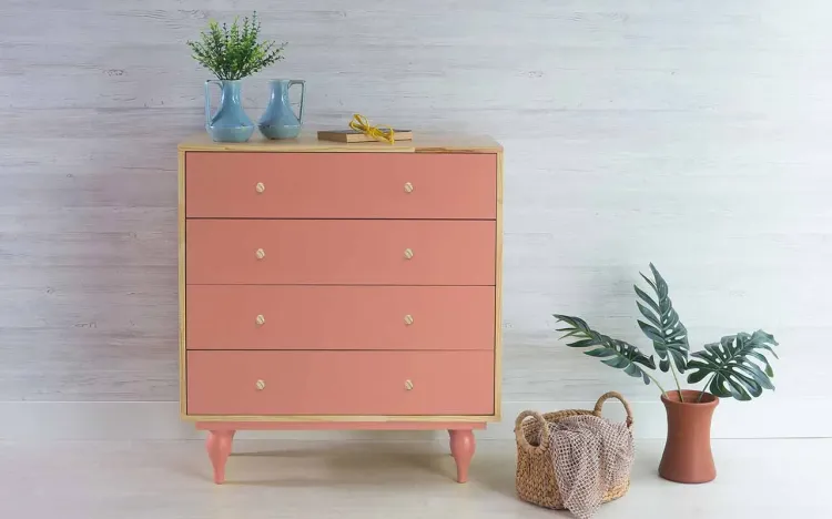 CÔMODA GRANDE 4 GAVETAS DE MADEIRA MACIÇA RETRÔ SIDERAL PUXADOR BOLINHA NATURAL E ROSA CORAL 90X40X98CM