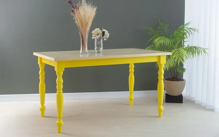 MESA DE JANTAR COM PÉ TORNEADO CAMPESINA 140X80X75 CM TAMPO NATURAL PÉS LACA AMARELO