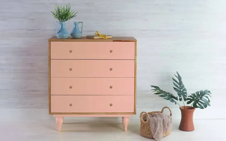 CÔMODA DE BEBÊ DE MADEIRA MACIÇA RETRÔ 4 GAVETAS SIDERAL PUXADOR BOLINHA NÓZES E ROSA BEBÊ 90X40X98CM