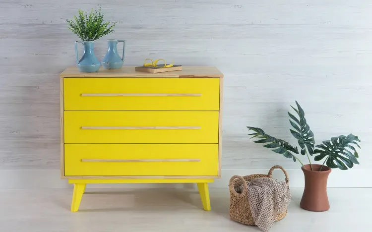 CÔMODA PEQUENA 3 GAVETAS DE MADEIRA MACIÇA RETRÔ CELESTE NATURAL E AMARELO 90X40X79,5CM