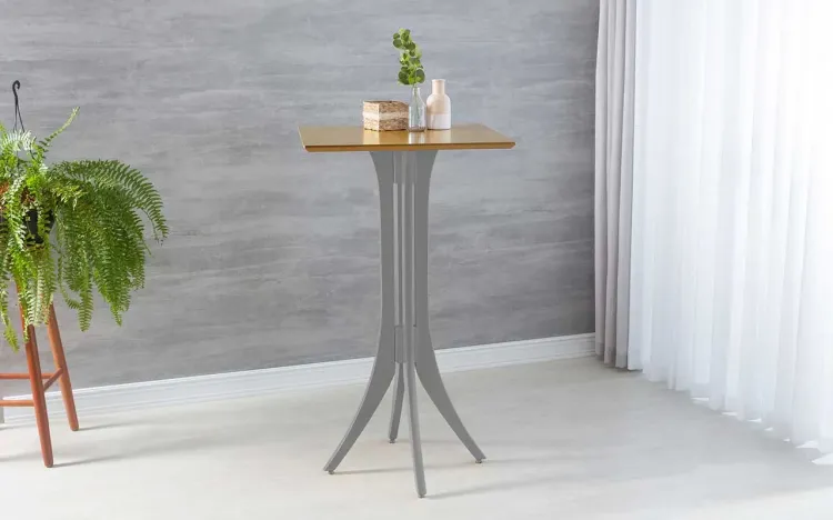 MESA ALTA DE MADEIRA MACIÇA ESTILO BAR E BISTRÔ TAMPO QUADRADO JULIETTE 60x60X107CM AMÊNDOA E CINZA CONCRETO