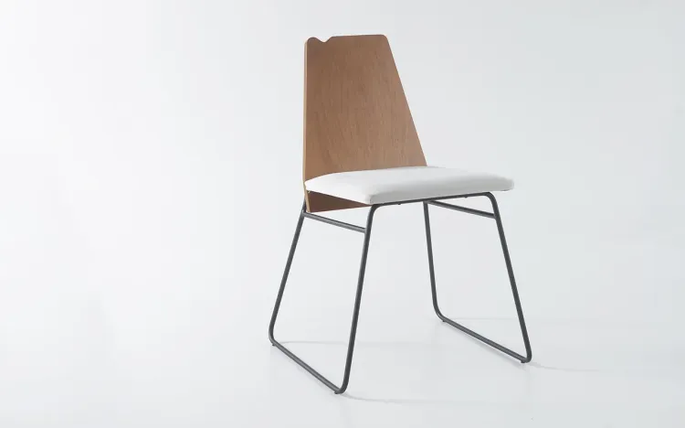 CADEIRA COM METAL E MADEIRA ESTOFADA BEND 01 VERNIZ AMÊNDOA E TEC. 003 ALGODÃO OFF WHITE 51X51X81 CM