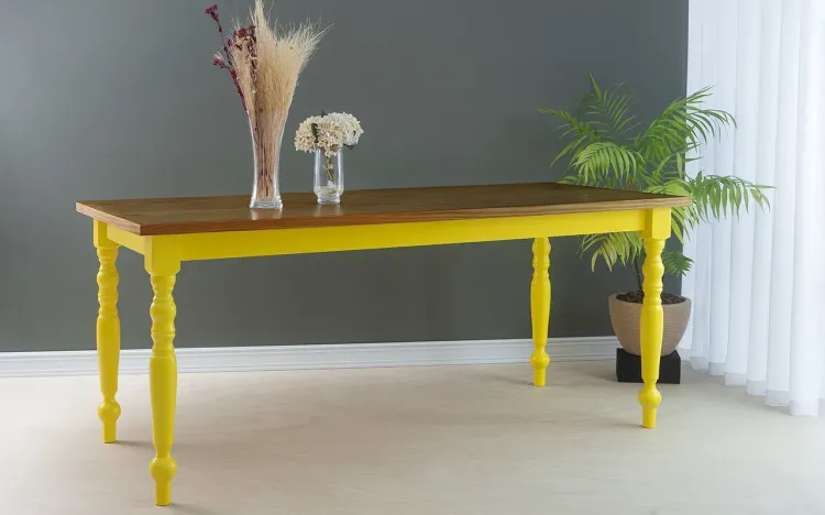 MESA DE JANTAR COM PÉ TORNEADO CAMPESINA 180X80X75 CM TAMPO CAPUCCINO PÉS LACA AMARELO