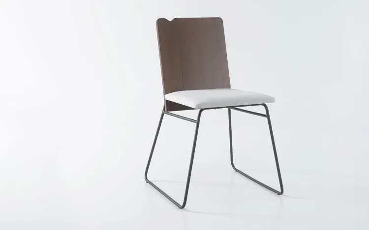 CADEIRA DE METAL ESTOFADA BEND 03 VERNIZ CAPUCCINO E TEC. 915 CINZA CLARO 51X51X81 CM