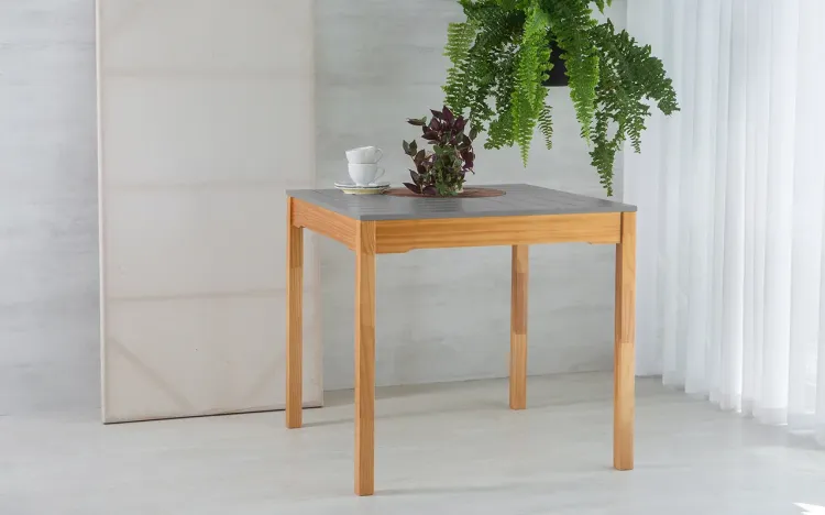 MESA PARA SALA DE JANTAR MADEIRA MACIÇA TAEDA COM TAMPO COLORIDO OLGA VERNIZ NÓZES E CINZA CONCRETO 80X80X75CM