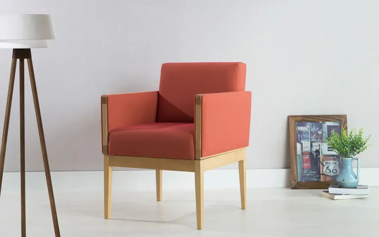 POLTRONA PEQUENA COM BRAÇOS E PÉS PALITO TECIDO SALMÃO - VERNIZ AMENDOA \ TEC.918 - MARISCAL - 62X64X83 CM
