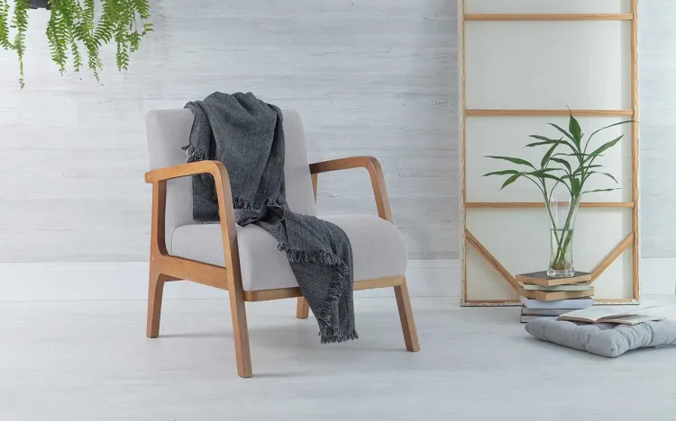 POLTRONA DECORATIVA DE MADEIRA ESTOFADA ALFAZEMA VERNIZ AMENDOA TEC.915 CINZA CLARO 60,3X73X77 CM