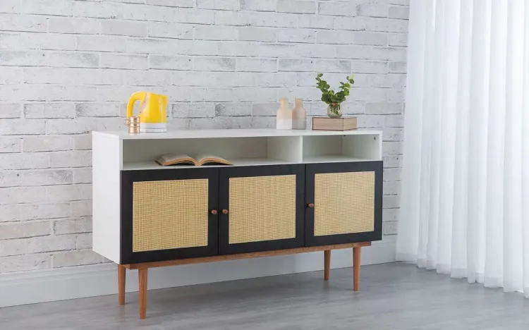 ARMÁRIO BUFFET 3 PORTAS PARA SALA DE JANTAR COM RATTAN E NICHO CHARLIE BRANCO COM PRETO E JATOBÁ 135x35x79 CM