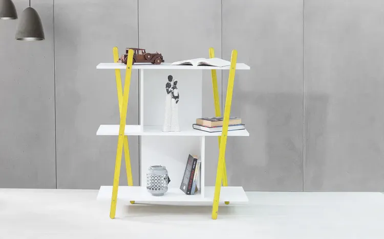 ESTANTE PARA LIVROS PEQUENA BRANCA SUE - ESTANTE BAIXA PARA QUARTO COM PÉS DE MADEIRA COR AMARELA -  90X38X100 CM
