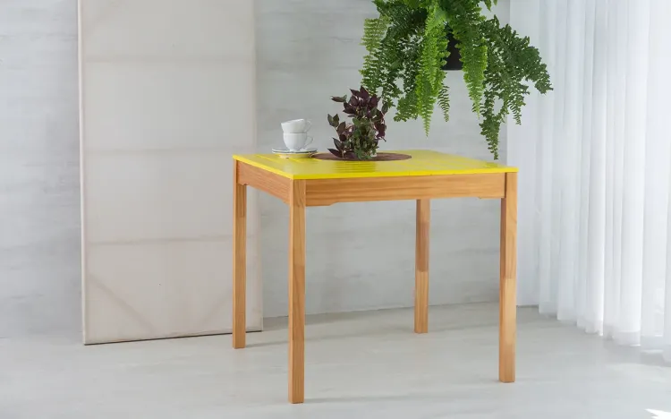 MESA DE JANTAR COMPACTA DE MADEIRA MACIÇA TAEDA COM TAMPO COLORIDO OLGA VERNIZ NOZES E AMARELO 80X80X75CM