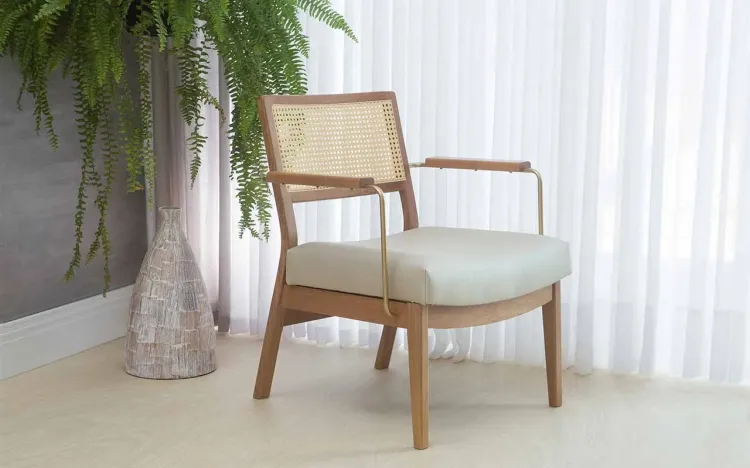 POLTRONA DE COURO SINTÉTICO BEGE PARA SALA LAVANDA AÇO DOURADO VERNIZ AMENDOA TEC.1203 PÉROLA 63,5X64X78 CM
