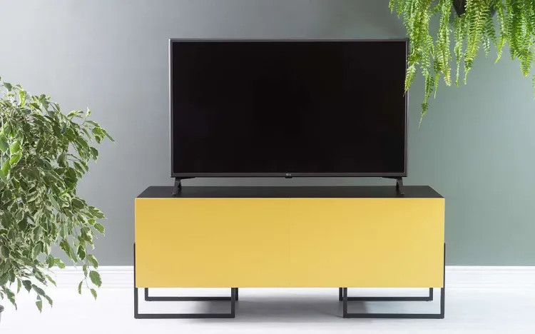 RACK PARA TV COMPACTO PRETO ESTILO INDUSTRIAL 2 PORTAS AMARELAS PÉS DE METAL CROSBY 123X43,6X48,5 CM