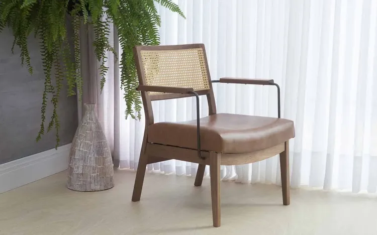 POLTRONA PARA SALA DE COURO SINTÉTICO MARROM LAVANDA AÇO PRETO VERNIZ CAPUCCINO TEC.1210 MARROM 63,5X64X78 CM
