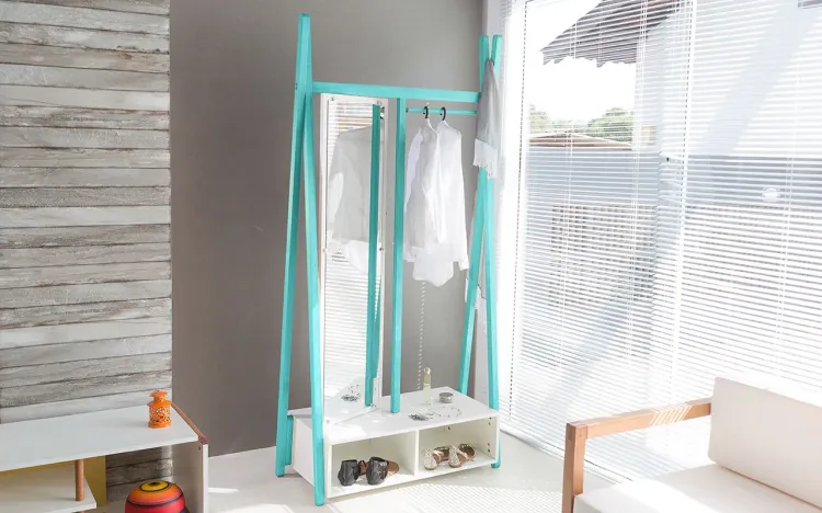 ARARA DE MADEIRA PARA ROUPAS COM CABIDEIRO E COM ESPELHO GIRATÓRIO TOUCADOR COM SAPATEIRA COR BRANCO COM AZUL SUE 96X42X194 CM