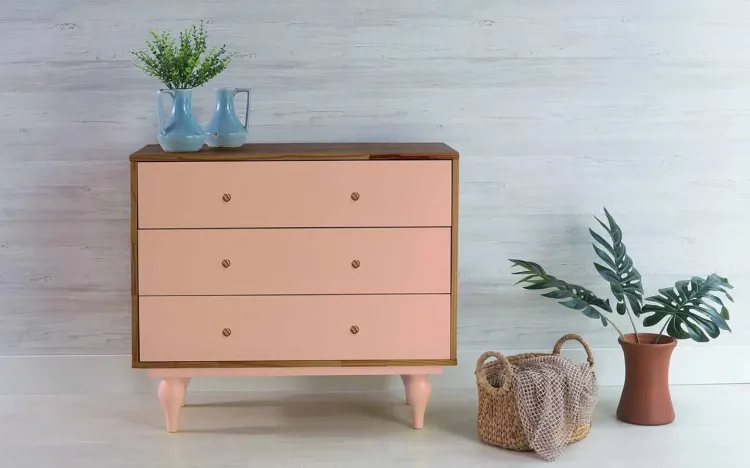 CÔMODA PARA QUARTO DE MADEIRA MACIÇA RETRÔ 3 GAVETAS SIDERAL PUXADOR BOLINHA CAPUCCINO E ROSA BEBÊ 90X40X79,5CM
