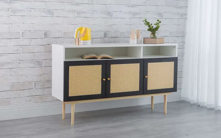ARMÁRIO BUFFET PARA SALA DE JANTAR 3 PORTAS DE RATTAN COM NICHO CHARLIE BRANCO COM PRETO E TAEDA 135x35x79 CM