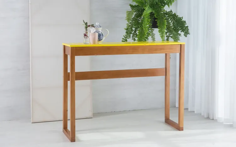 MESA GOURMET ALTA DE MADEIRA MACIÇA TAEDA COM TAMPO COLORIDO OLGA VERNIZ CAPUCCINO E AMARELO 120X43X93,5CM