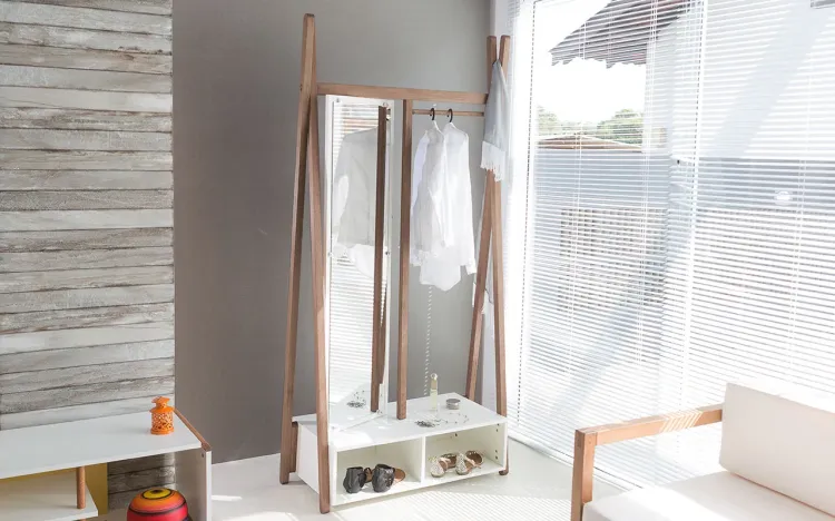 ARARA DE MADEIRA PARA ROUPAS COM CABIDEIRO E COM ESPELHO GIRATÓRIO TOUCADOR COM SAPATEIRA COR BRANCO COM NOGUEIRA SUE 96X42X194 CM