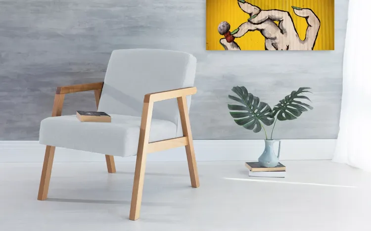 POLTRONA DECORATIVA DE MADEIRA ESTOFADA COM BRAÇOS CHARLIE - POLTRONA PARA RECEPÇÃO COR CINZA CLARO VERNIZ AMENDOA TEC.915 - 60x74x84 CM