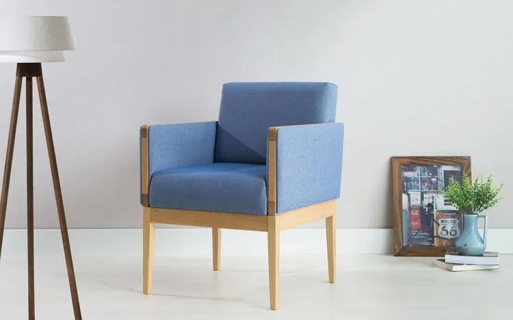 POLTRONA DE MADEIRA DECORATIVA AZUL CLARO - POLTRONA CONFORTÁVEL PARA SALA E QUARTO  - VERNIZ AMENDOA \ TEC.930 - MARISCAL - 62X64X83 CM