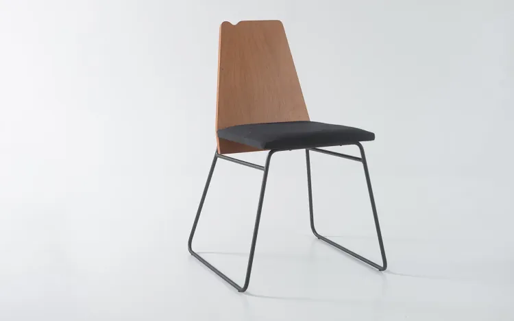 CADEIRA DE METAL ESTOFADA BEND 01 VERNIZ JATOBÁ E TEC. 004 ALGODÃO PRETO51X51X81 CM