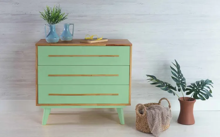 CÔMODA DE BEBÊ DE MADEIRA MACIÇA RETRÔ 3 GAVETAS CELESTE NÓZES E VERDE SÁLVIA 90X40X79,5CM