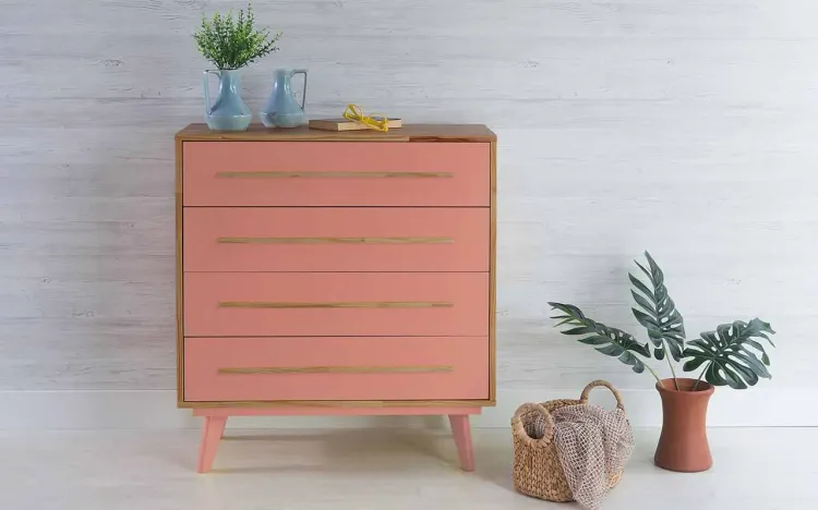 CÔMODA PARA QUARTO DE MADEIRA MACIÇA RETRÔ 4 GAVETAS CELESTE NÓZES E ROSA CORAL 90X40X98CM