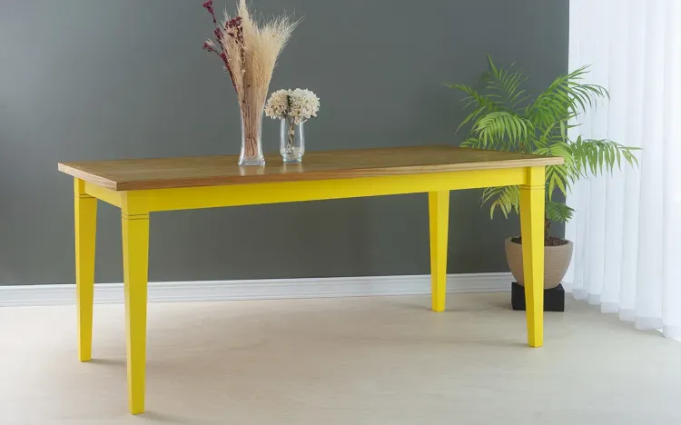 MESA 8 LUGARES DE MADEIRA FRISO 180X80X75 CM TAMPO NÓZES PÉS LACA AMARELO