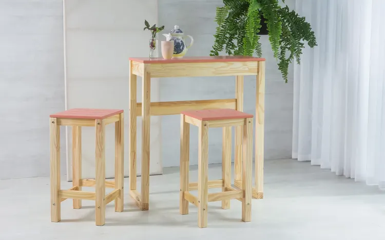 CONJUNTO BISTRÔ ALTO DE MADEIRA TAEDA COM TAMPO MDF MACIÇO OLGA VERNIZ NATURAL E ROSA CORAL 80CM