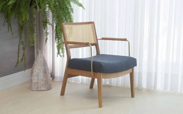 POLTRONA CONFORTÁVEL COM BRAÇOS DE METAL LAVANDA AÇO DOURADO VERNIZ AMENDOA TEC.997 CHUMBO 63,5X64X78 CM