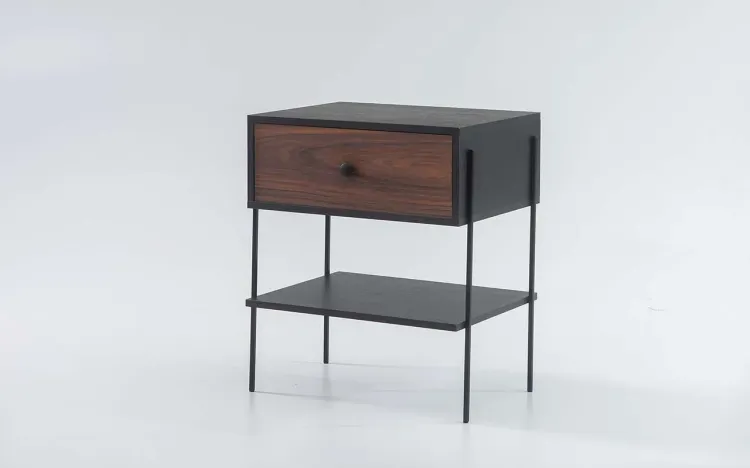 MESA DE CABECEIRA PRETA NASH MDF PRETO COM PAU FERRO E PÉS METAL 52X37X60 CM