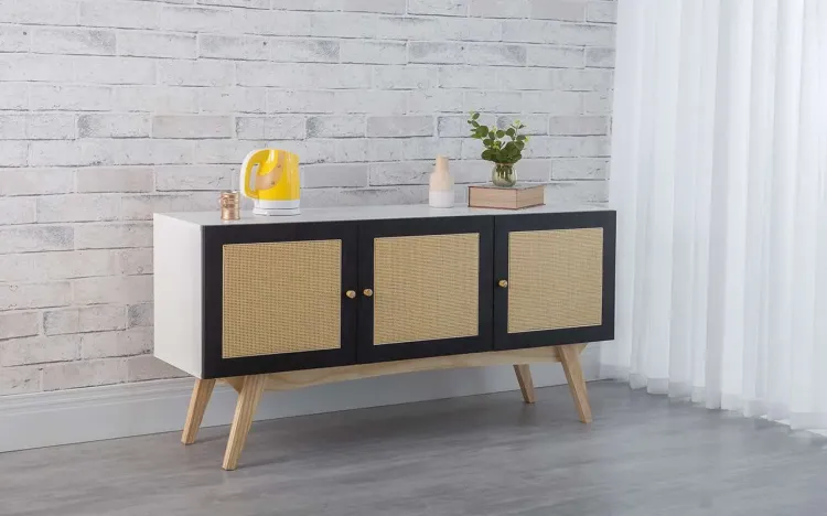 ARMÁRIO BUFFET 3 PORTAS PARA SALA DE JANTAR COM PALHINHA DOLORES BRANCO COM PRETO E TAEDA 135x35x64,7 CM