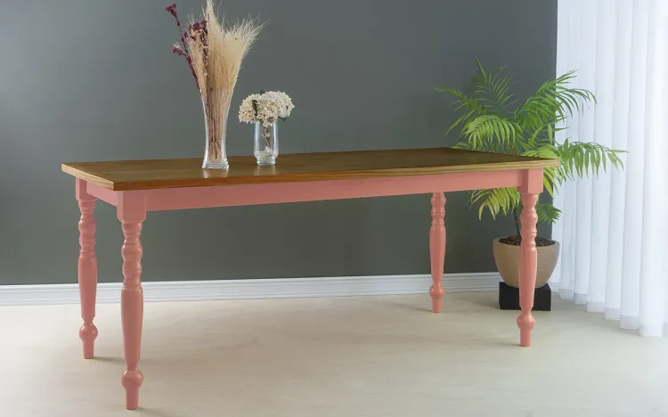 MESA DE JANTAR COLONIAL CAMPESINA 180X80X75 CM TAMPO CAPUCCINO PÉS LACA ROSA CORAL