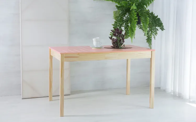 MESA PARA COZINHA DE MADEIRA MACIÇA TAEDA COM TAMPO COLORIDO OLGA VERNIZ NATURAL E ROSA BEBÊ 120X80X75CM