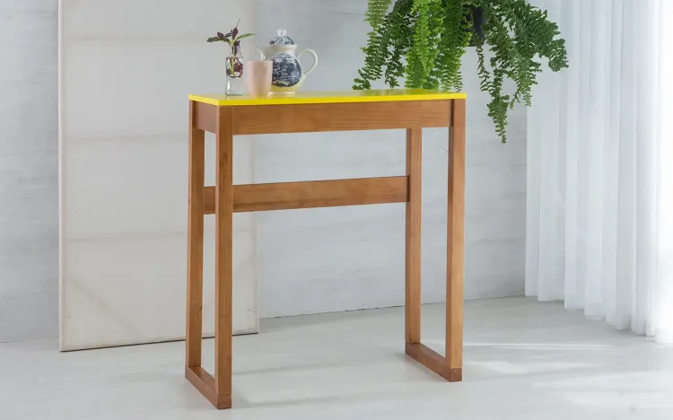 MESA BISTRÔ ALTA DE MADEIRA TAEDA COM TAMPO MDF MACIÇO OLGA VERNIZ CAPUCCINO E AMARELO 80X43X93,5CM