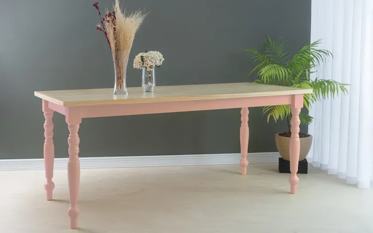 MESA 8 LUGARES COM PÉ TORNEADO TORNEADA CAMPESINA 180X80X75 CM TAMPO NATURAL PÉS LACA ROSA BEBÊ