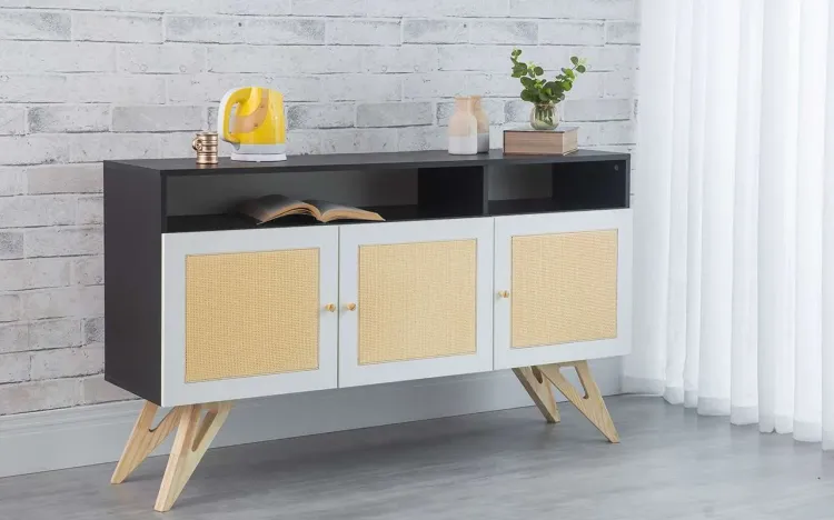BALCÃO 3 PORTAS COM RATTAN E NICHO FREDDIE PRETO COM BRANCO E TAEDA 135x35x79 CM