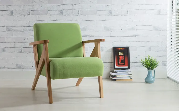 POLTRONA MODERNA DE MADEIRA COM PÉS PALITO ESTOFADA E COM BRAÇOS VERDE VERNIZ AMENDOA TEC.942 ANIS 72X76X85 CM
