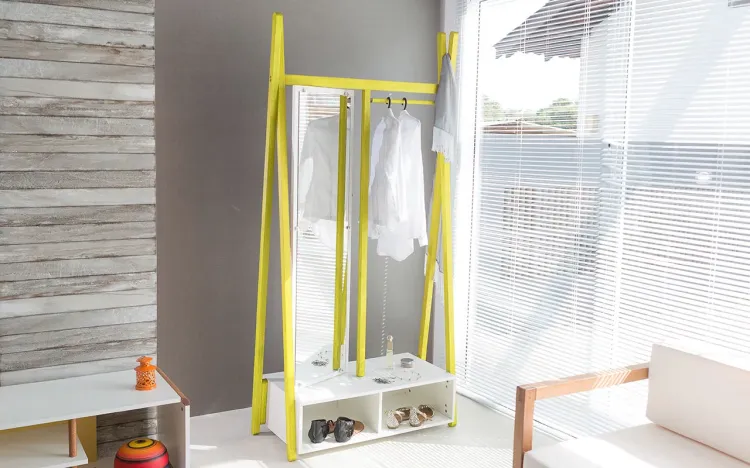 ARARA DE MADEIRA PARA ROUPAS COM CABIDEIRO E COM ESPELHO GIRATÓRIO TOUCADOR COM SAPATEIRA COR BRANCO COM AMARELO SUE 96X42X194 CM