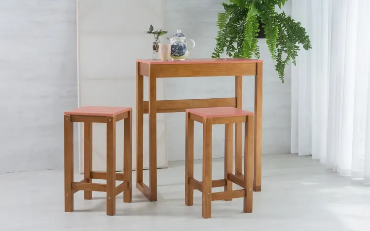 CONJUNTO BISTRÔ ALTO DE MADEIRA MACIÇA TAEDA OLGA VERNIZ CAPUCCINO E ROSA CORAL 80CM