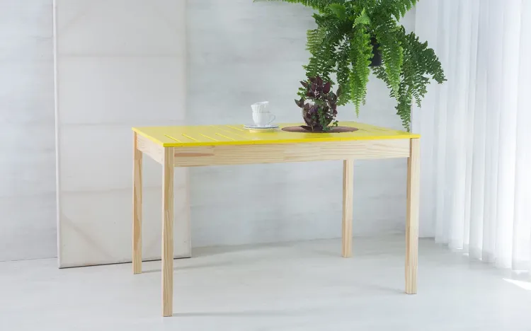 MESA GOURMET DE MADEIRA MACIÇA TAEDA NATURAL COM TAMPO COLORIDO OLGA - VERNIZ NATURAL/AMARELO 120X80X75CM