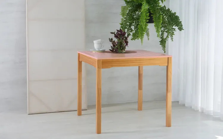 MESA DE MADEIRA MACIÇA PARA SALA DE JANTAR TAEDA COM TAMPO COLORIDO OLGA VERNIZ NÓZES E ROSA BEBÊ 80X80X75CM
